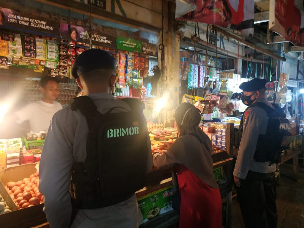Cegah Tindak Kriminal dan Premanisme, Patroli Brimob Blusukan Pasar Tradisional di Balikpapan WhatsApp Image 2022 06 16 at 09.31.31