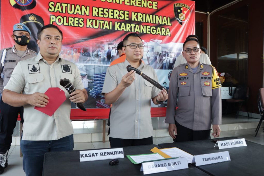 Sat Reskrim Polres Kukar Gelar Press Conference Pengungkapan Kasus Pengancaman Dengan Menggunakan Senjata Tajam WhatsApp Image 2022 06 17 at 05.42.40