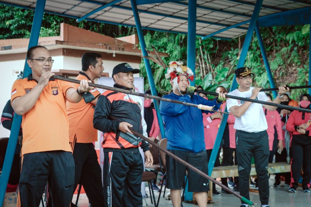 Peringati Hari Bhayangkara ke-76, Polres Kukar Gelar Sepeda Gembira, Lomba Sumpit WhatsApp Image 2022 06 17 at 21.57.14