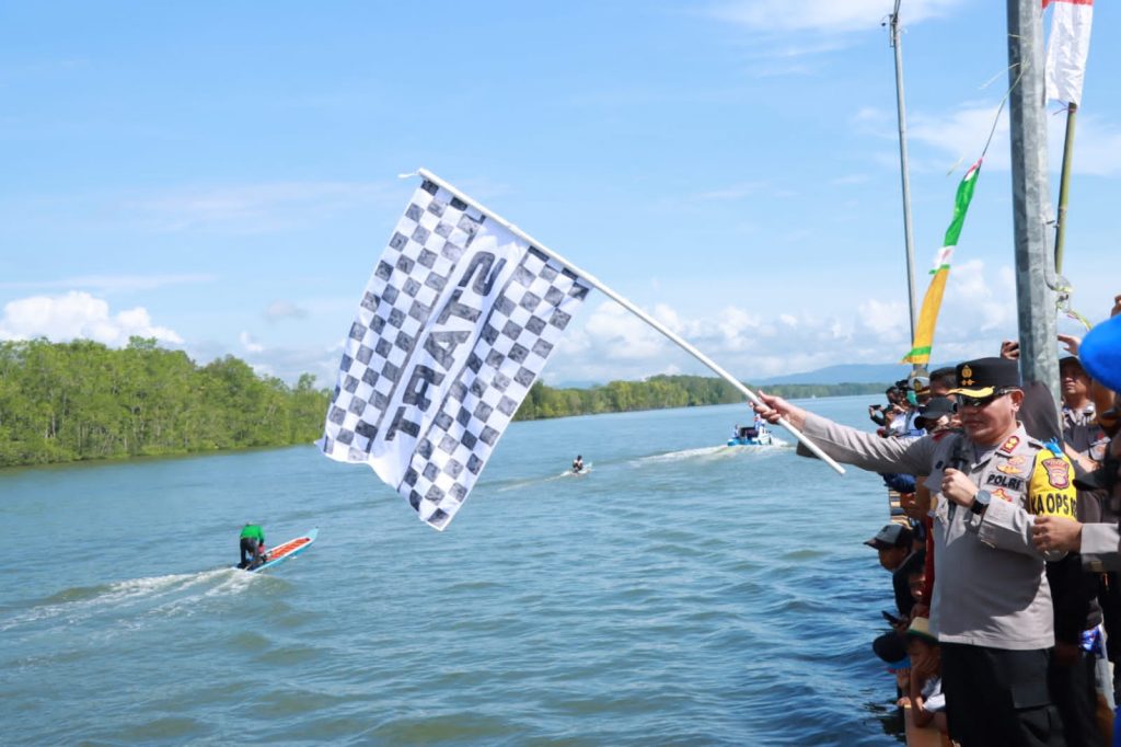 Sambut Hari Bhayangkara Ke-76, Polres Paser Gelar Lomba Balap Perahu Ketinting WhatsApp Image 2022 06 20 at 21.38.47