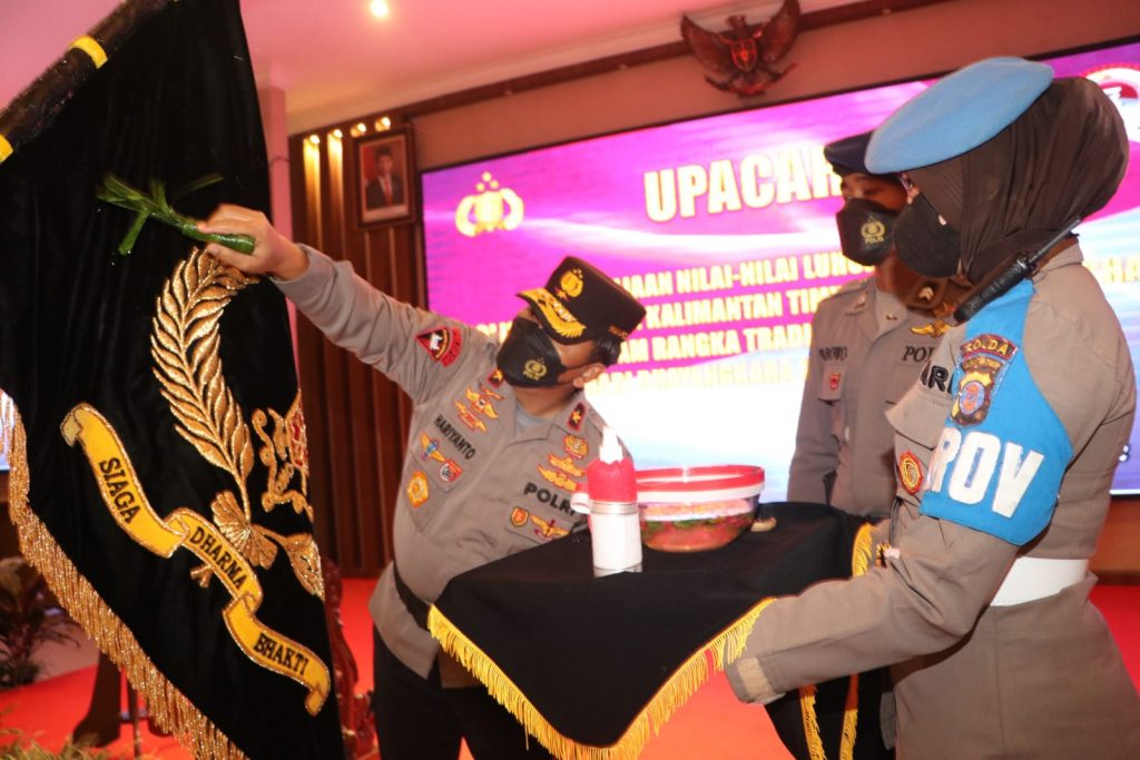 Jelang Hari Bhayangkara ke-76, Wakapolda Kaltim Pimpin Upacara Pemuliaan Nilai-Nilai Tribrata WhatsApp Image 2022 06 22 at 09.48.19