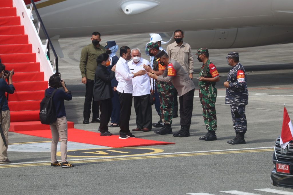 Kunjungi Ibu Kota Nusantara, Kapolda Kaltim Sambut Kedatangan Presiden RI WhatsApp Image 2022 06 22 at 12.58.25