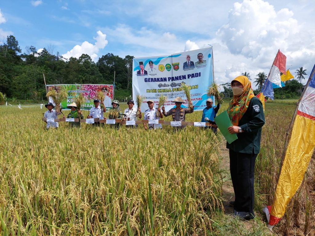 Kapolsek Palaran Hadiri Acara Gerakan Panen Padi Dalam Rangka Hari Krida Pertanian WhatsApp Image 2022 06 22 at 16.40.14