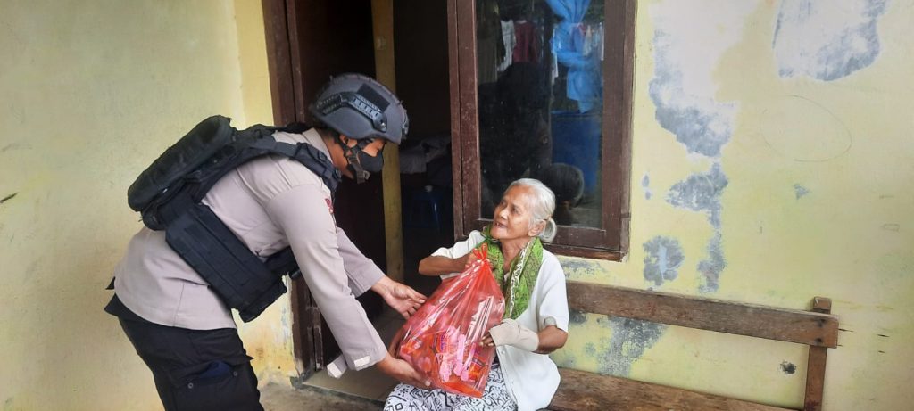 Brimob Peduli, Tim Patroli Batalyon C Pelopor Salurkan Bansos kepada Warga Kurang Mampu WhatsApp Image 2022 06 23 at 15.48.44