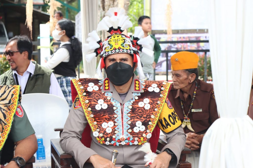 Syukuran Pasca Panen dan HUT Desa Budaya Pampang, Kapolresta Samarinda Hadiri festival Budaya Dayak Kenyah WhatsApp Image 2022 06 23 at 17.30.20