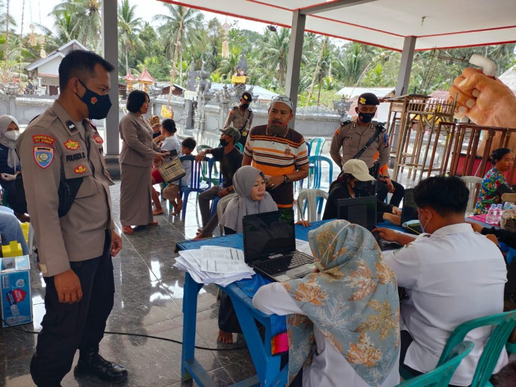 Kejar Capaian Kekebalan Komunal, Jajaran Polres Kukar Gelar Gerai Vaksinasi Covid-19 WhatsApp Image 2022 06 24 at 09.20.46