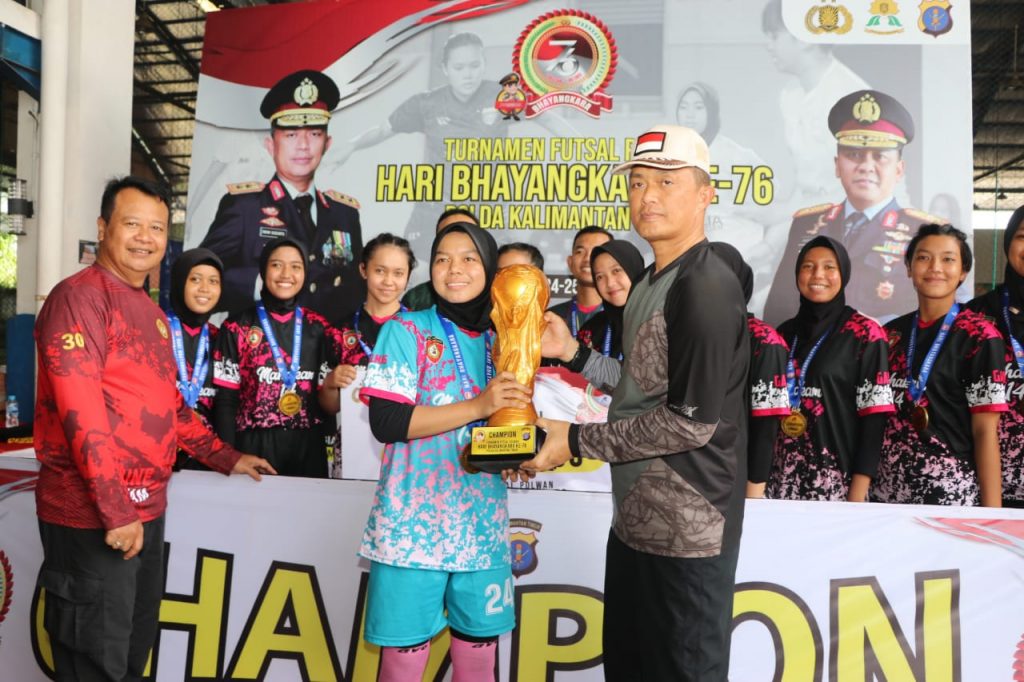 Dalam Rangka Hari Bhayangkara Ke-76, Kapolda Serahkan Piala Champion Futsal Polwan Polda Kaltim WhatsApp Image 2022 06 25 at 15.16.19