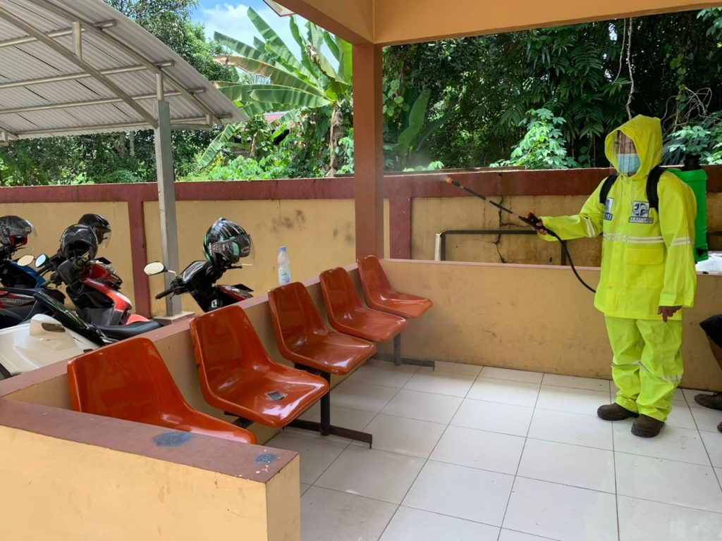 Cegah Penyebaran Covid 19, Polres Kukar Gelar Penyemprotan Disinfektan WhatsApp Image 2022 06 27 at 11.11.10
