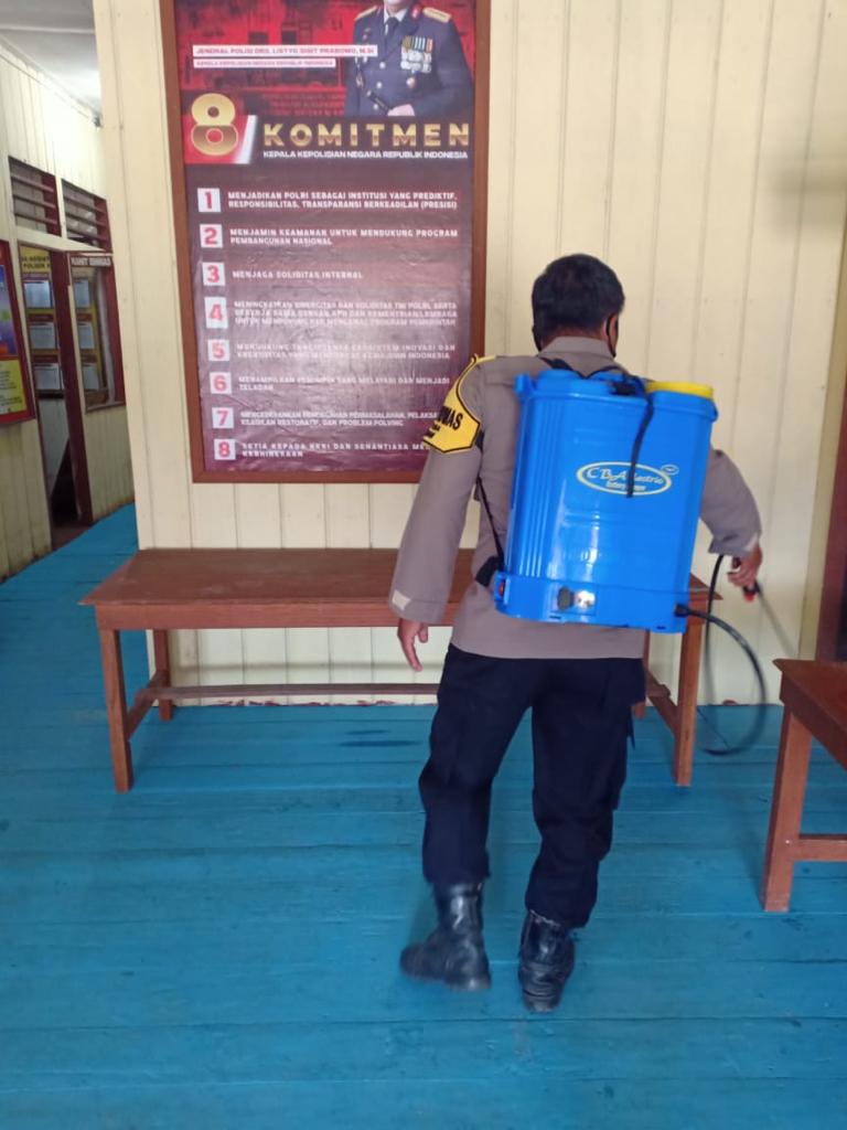 Antisipasi Penyebaran Covid-19, Jajaran Polres Kukar Laksanakan Penyemprotan Cairan Disinfektan WhatsApp Image 2022 06 29 at 08.37.15