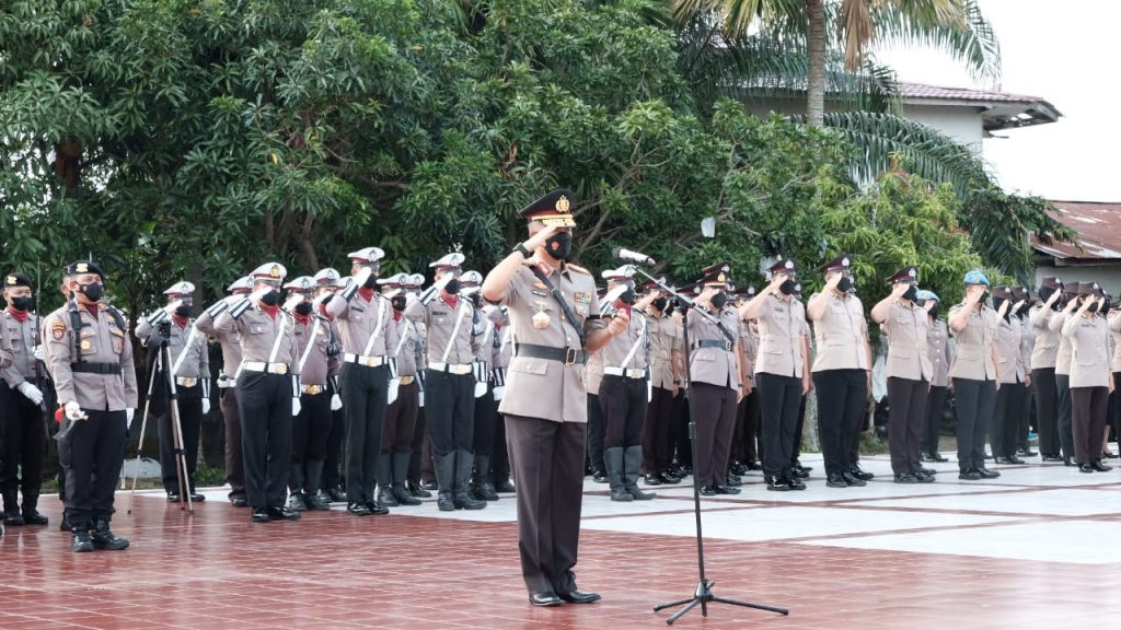 Sambut Hari Bhayangkara Ke-76, Kapolda Kaltim Pimpin Upacara Ziarah di Taman Makam Pahlawan WhatsApp Image 2022 06 29 at 11.00.20