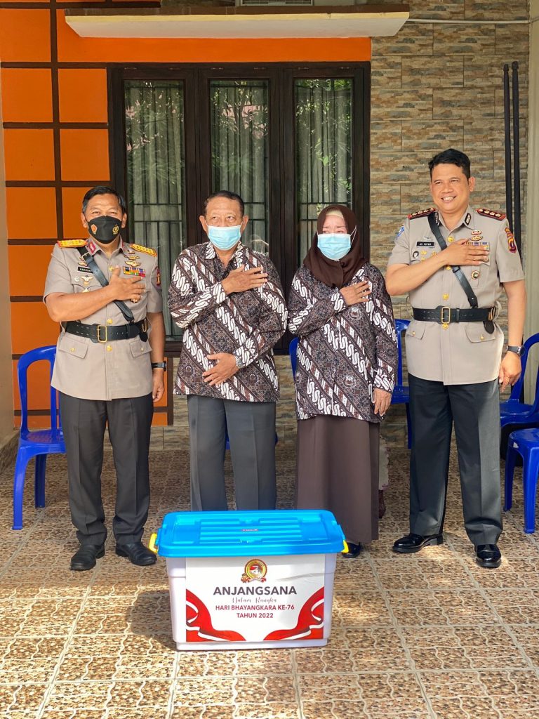 Sambut Hari Bhayangkara ke-76, Wakapolda Kaltim Anjangsana Ke Rumah Purnawirawan WhatsApp Image 2022 06 29 at 13.15.17