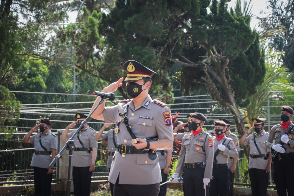 Kapolres Kukar Pimpin Ziarah Makam dan Tabur Bunga Dalam Rangka Hari Bhayangkara Ke – 76 WhatsApp Image 2022 06 30 at 12.52.09