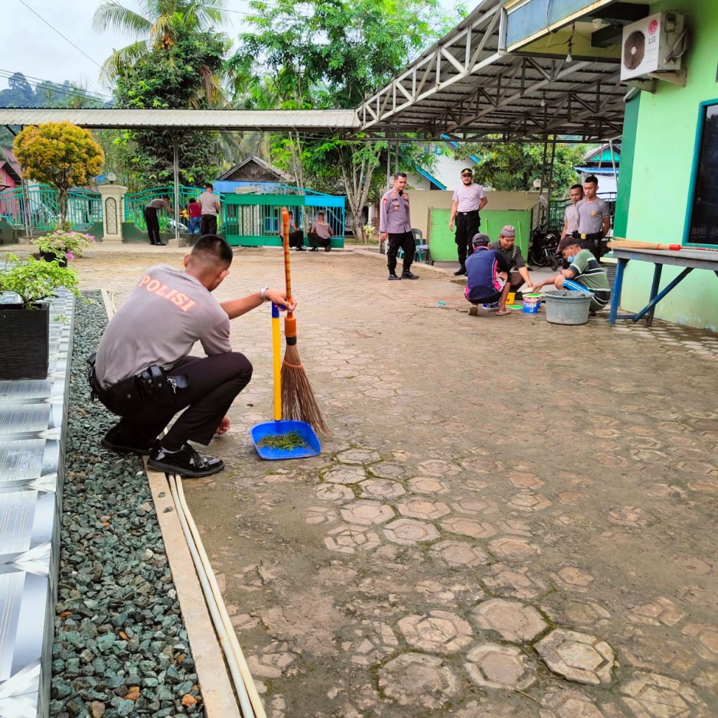 Polsek Palaran Kerja Bakti di Tempat Ibadah Jelang Hut Bhayangkara Ke-76 ed6ee694 2370 4015 9f35 87c89a61f8f5