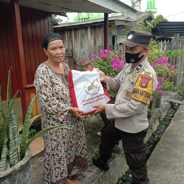 Bhabinkamtibmas Jajaran Polresta Samarinda Salurkan Bansos dari Pemerintah Untuk Warga Binaannya IMG 20220709 WA0010
