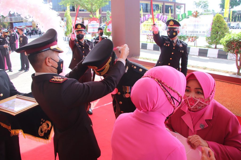 Polresta Samarinda Gelar Wisuda Purna Bhakti, Bentuk Apresiasi dan Penghargaan Polri Untuk Personel yang Telah Purna Tugas WhatsApp Image 2022 07 01 at 18.21.11