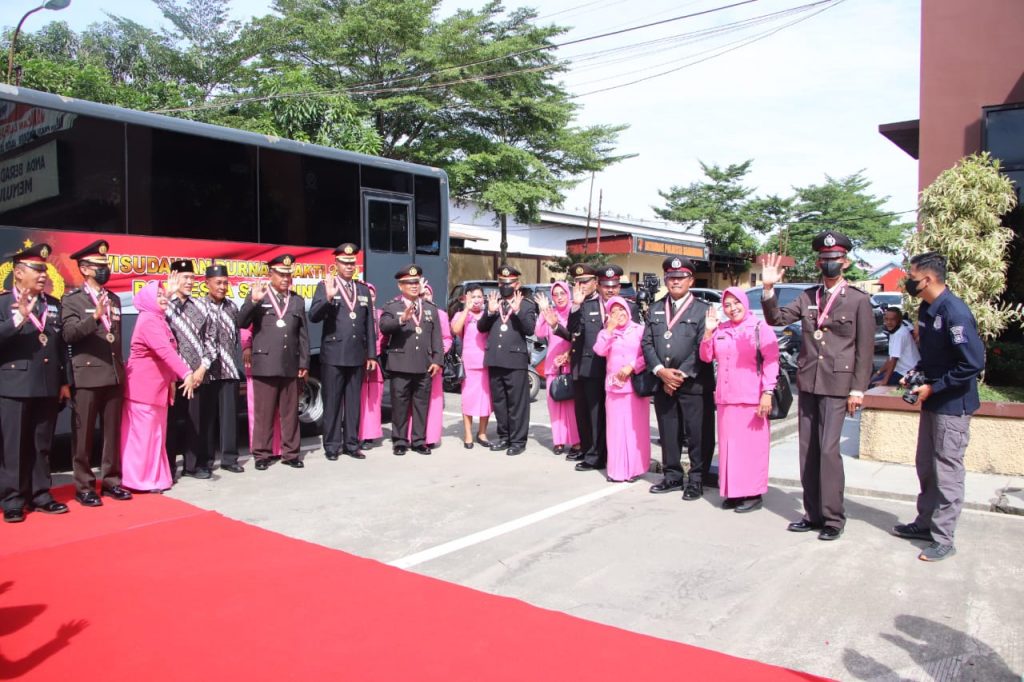 Polresta Samarinda Gelar Wisuda Purna Bhakti, Bentuk Apresiasi dan Penghargaan Polri Untuk Personel yang Telah Purna Tugas 1 WhatsApp Image 2022 07 01 at 18.21.12