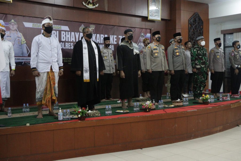 Kapolres Kukar Bersama TNI dan FKUB Ikuti Doa Bersama Lintas Agama Peringati Hari Bhayangkara Ke 76 WhatsApp Image 2022 07 03 at 08.03.45