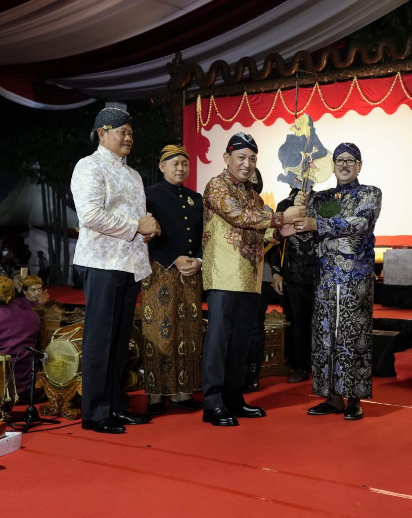 Pagelaran Wayang Kulit, Kapolri: Pelestarian Budaya Hingga Dekat dengan Masyarakat WhatsApp Image 2022 07 03 at 10.12.40