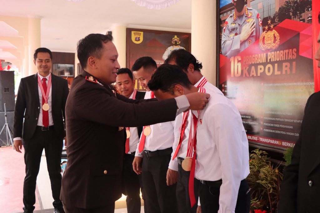 Acara Inti Syukuran Hari Bhayangkara, Kapolres Kutim Berikan Penghargaan Pemenang Lomba WhatsApp Image 2022 07 05 at 15.20.49