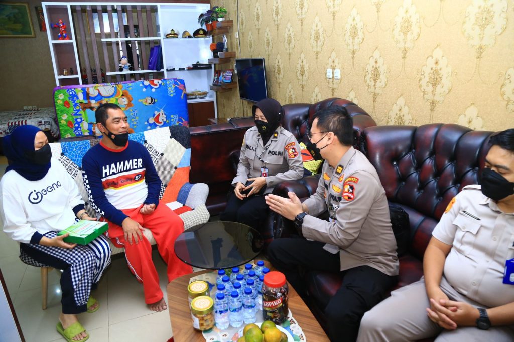Polri Lakukan Anjangsana ke Mantan Kapolri hingga Anggota yang Sakit dan Gugur saat Tugas WhatsApp Image 2022 07 07 at 19.14.05
