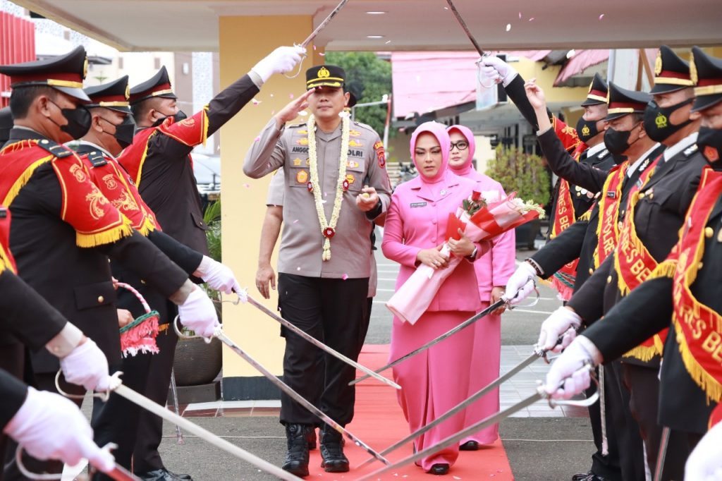 Suasana Haru Warnai Prosesi Pedang Pora Pelepasan Kapolres Berau WhatsApp Image 2022 07 09 at 07.37.17