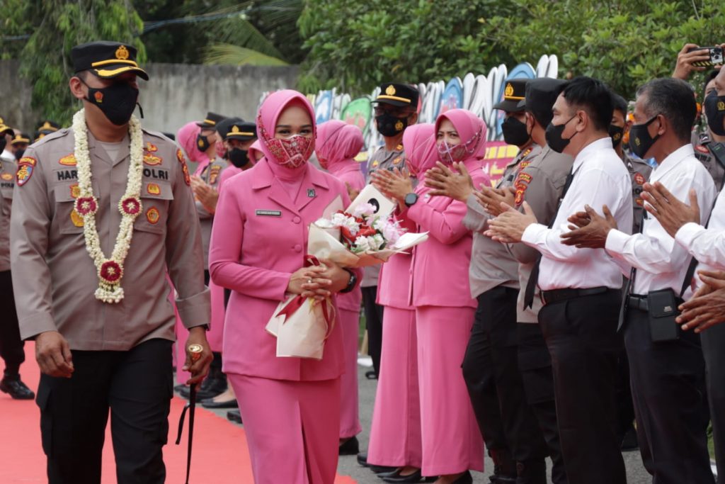 Upacara Welcome And Farewell Parade Iringi Pisah Sambut Kapolres Kukar WhatsApp Image 2022 07 09 at 07.54.35 1