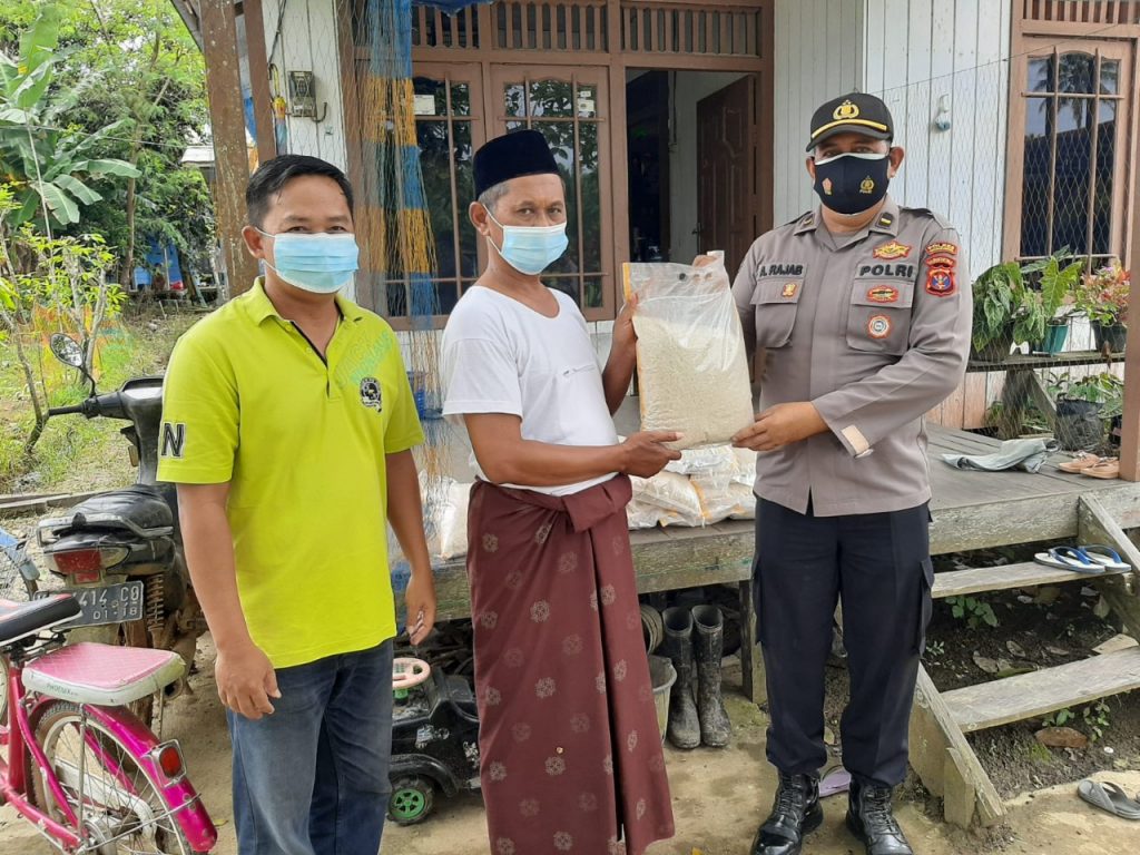 Polres Kukar Berikan Bantuan Sosial Paket Sembako Kepada Masyarakat WhatsApp Image 2022 07 12 at 07.24.38