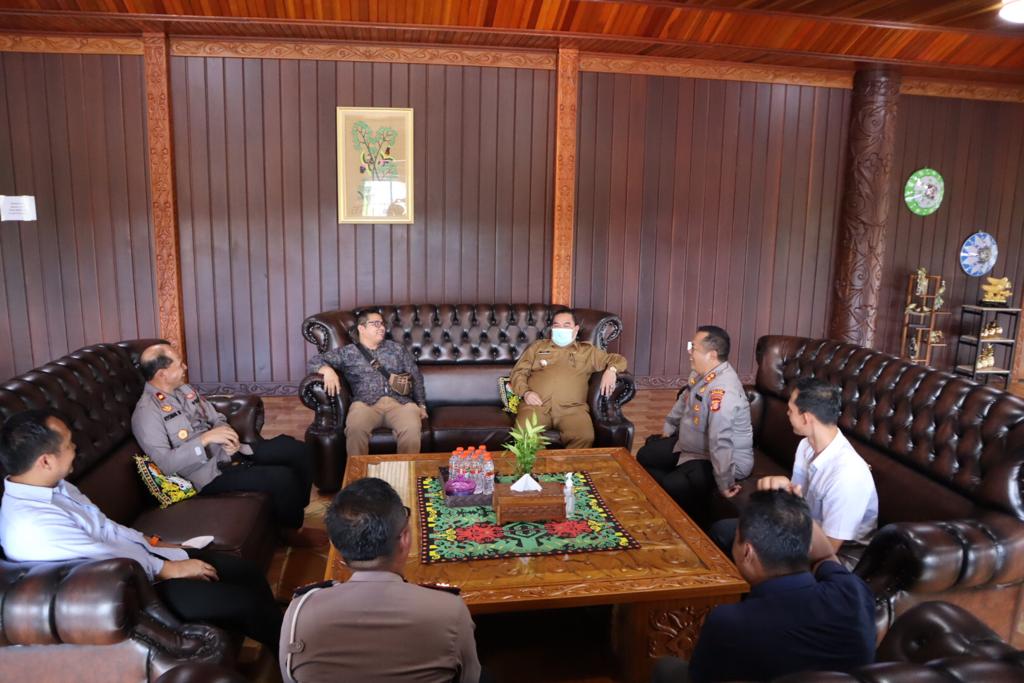 Baru Menjabat, Kapolres Kubar Jalin Silaturahmi Dengan Bupati Kubar WhatsApp Image 2022 07 13 at 13.52.47