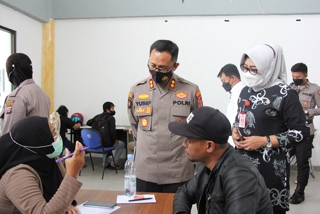 Kapolres Bersama Kadinkes Kota Bontang Melakukan Pengecekan Kegiatan Vaksinasi Booster WhatsApp Image 2022 07 15 at 15.20.05