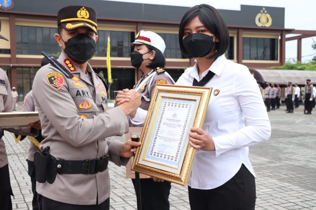 Anggota Berprestasi, Kapolresta Samarinda Pimpin Upacara Berikan Reward WhatsApp Image 2022 07 18 at 14.17.07
