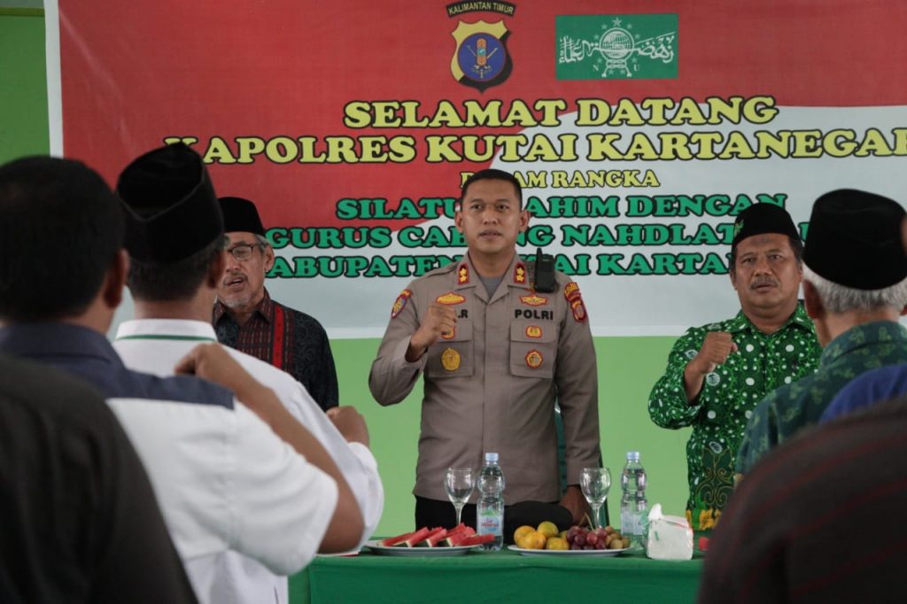 Eratkan Tali Silaturahmi, Kapolres Kutai Kartanegara Kunjungi Sejumlah Tokoh Agama WhatsApp Image 2022 07 21 at 08.09.50