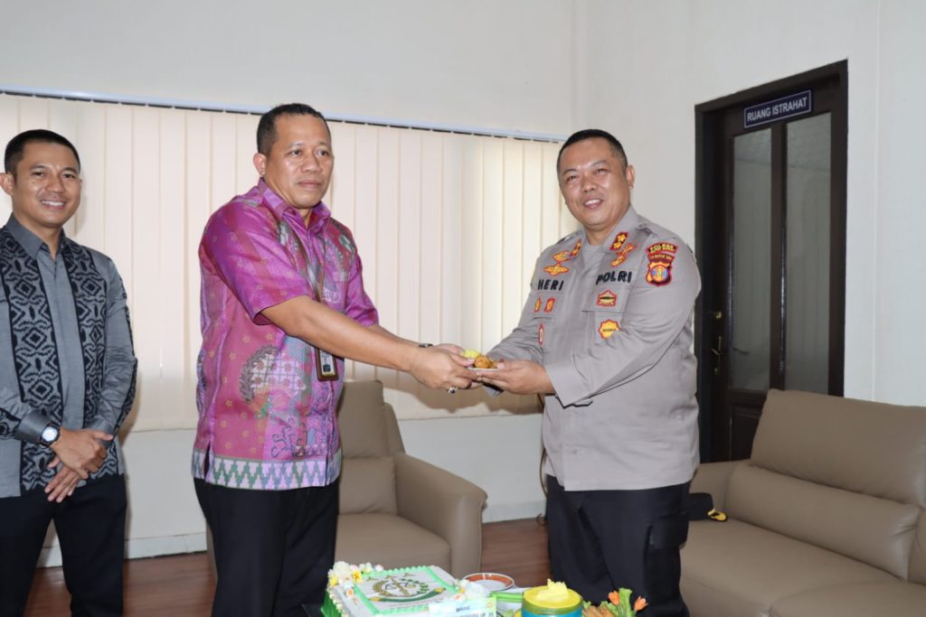 Kapolres Datangi Kantor Kejaksaan Negeri Kubar Beri Kejutan Khusus Di Hari Bhakti Adhyaksa ke 62 Tahun 2022 WhatsApp Image 2022 07 23 at 08.16.15