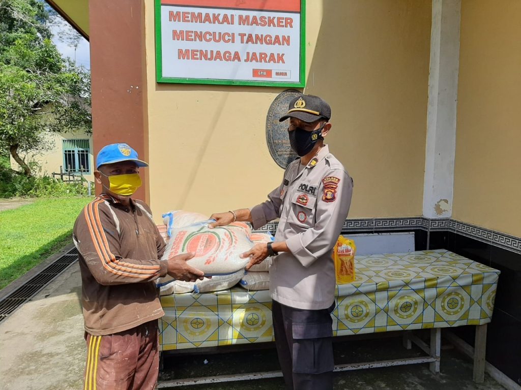 Polres Kukar Berikan Bantuan Sosial Dalam Rangka Penerapan PPKM Kepada Masyarakat WhatsApp Image 2022 07 24 at 07.21.04