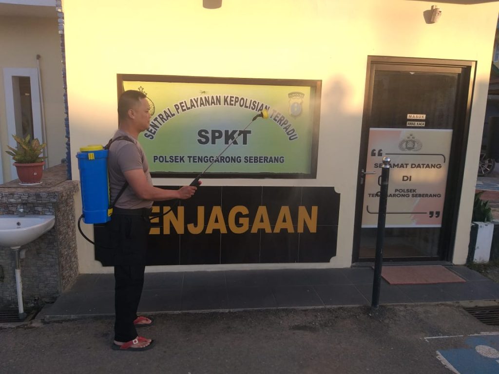 Cegah Penyebaran Covid-19, Polres Kukar Semprot Cairan Disinfektan WhatsApp Image 2022 07 25 at 09.42.26