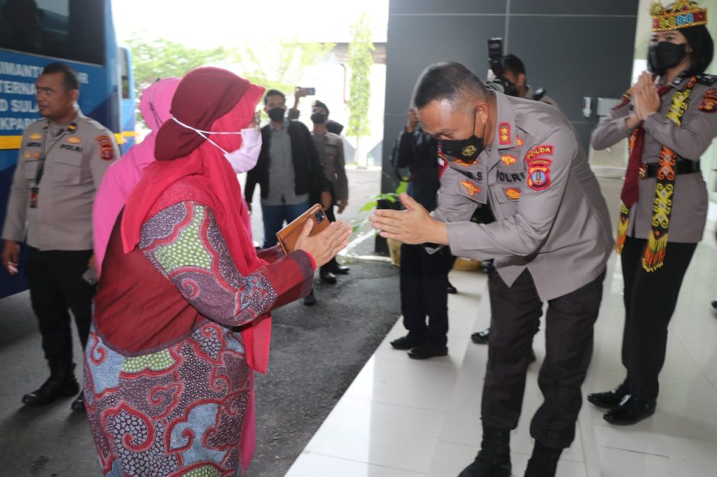 Kapolda Bersama Ibu Ketua Bhayangkari Daerah Kaltim Sambut Kedatangan Ibu Kabaharkam Polri di Bandara WhatsApp Image 2022 07 26 at 12.44.57 1