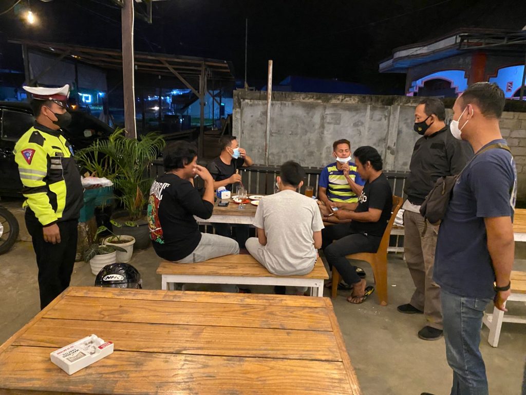 Antisipasi Penyebaran Covid-19 Polres Kubar Beri Himbauan Kepada Warga WhatsApp Image 2022 07 27 at 08.49.17