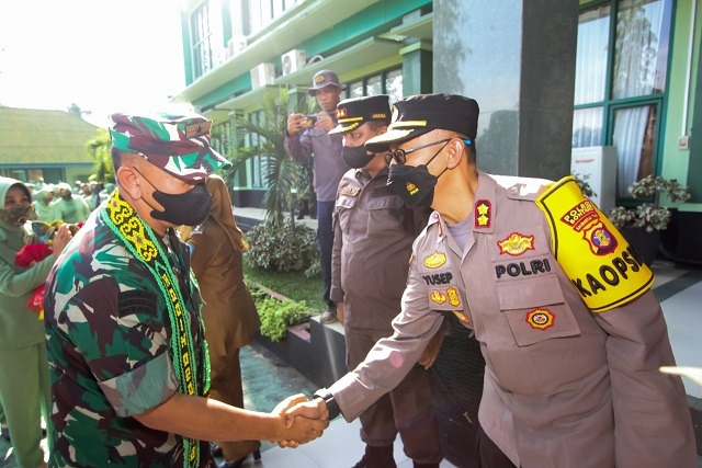 Kapolres Bontang Bersama Forkopimda Sambut Kunjungan Kerja Danrem 091/ASN WhatsApp Image 2022 07 27 at 14.28.54