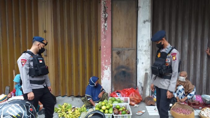 Sambang Pasar, Brimob Polda Kaltim Sampaikan Pesan Kamtibmas kepada Masyarakat WhatsApp Image 2022 07 28 at 18.44.45 678x381 1