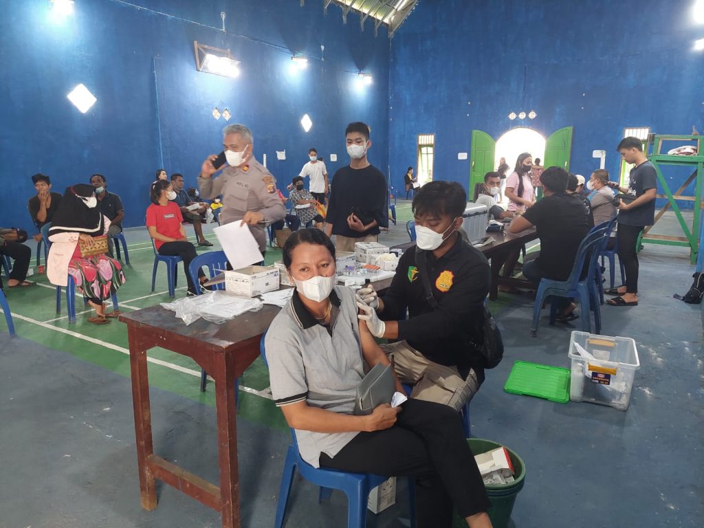 Kejar Capaian Kekebalan Komunal, Jajaran Polres Kubar Gelar Gerai Vaksinasi Covid-19 WhatsApp Image 2022 07 31 at 09.47.06