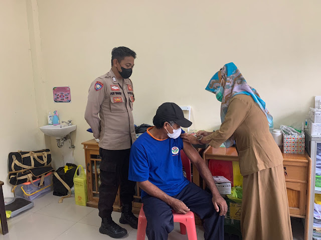 Dukung Capaian Herd Immunity, Bhabinkamtibmas Sungai Pinang Kawal Warga Binaan Peroleh Vaksinasi Lengkap dan Lanjutan amtib