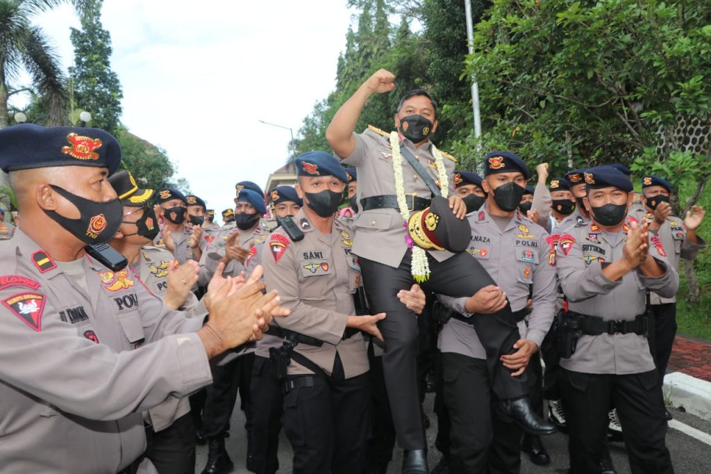 Akhiri Masa Purnabakti, Suasana Haru Warnai Farawell Brigjen Pol Drs. Hariyanto WhatsApp Image 2022 08 01 at 09.14.411