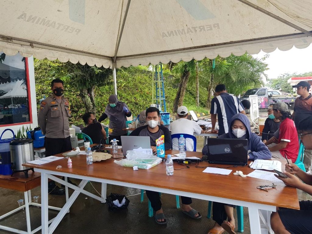 Wujudkan Kekebalan Komunal, Jajaran Polres Kukar Gelar Gerai Vaksin Presisi Untuk Masyarakat WhatsApp Image 2022 08 03 at 09.13.47