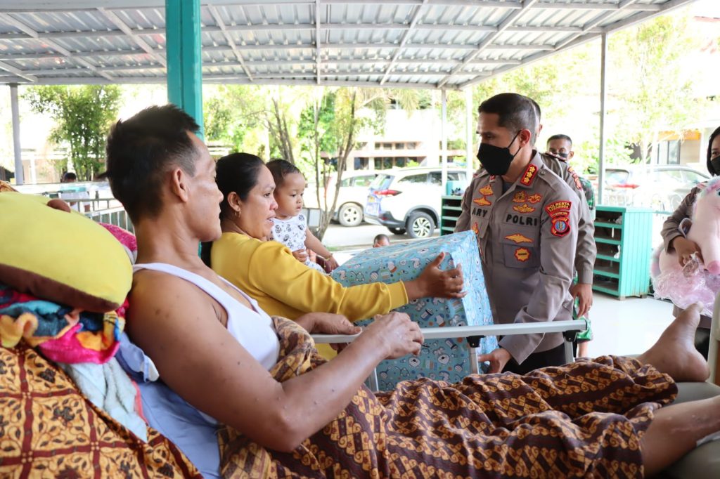 Bentuk Kepedulian Polri, Kapolresta Samarinda Beri Semangat Pasien Rujukan yang Berada di Teras Masjid As-Syifaa’ullinnas Lingkungan RSUD AW Sjahranie WhatsApp Image 2022 08 03 at 20.13.15
