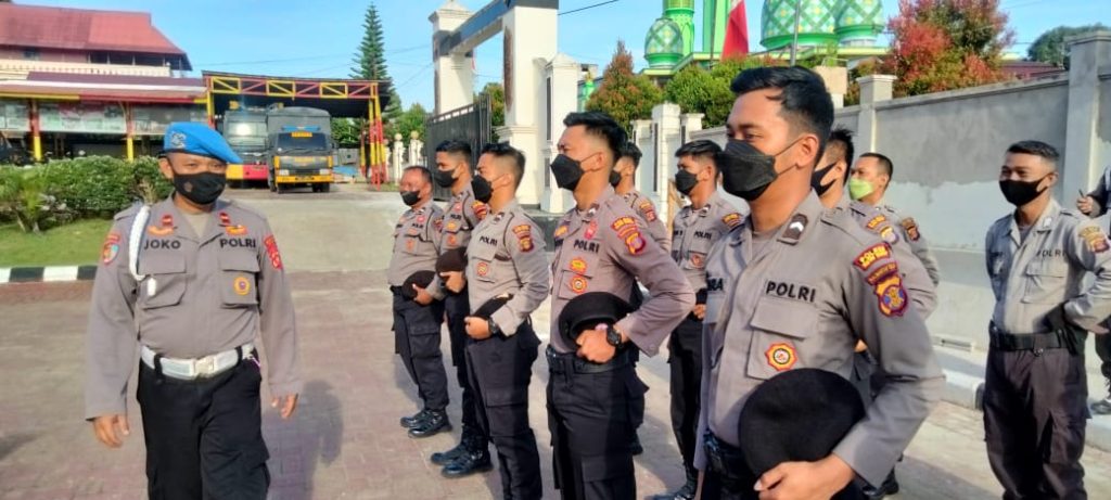 Usai Apel Pagi, Provos Polres Kubar Lakukan Pengecekan Sikap Tampang dan Kelengkapan Personel WhatsApp Image 2022 08 04 at 09.27.49