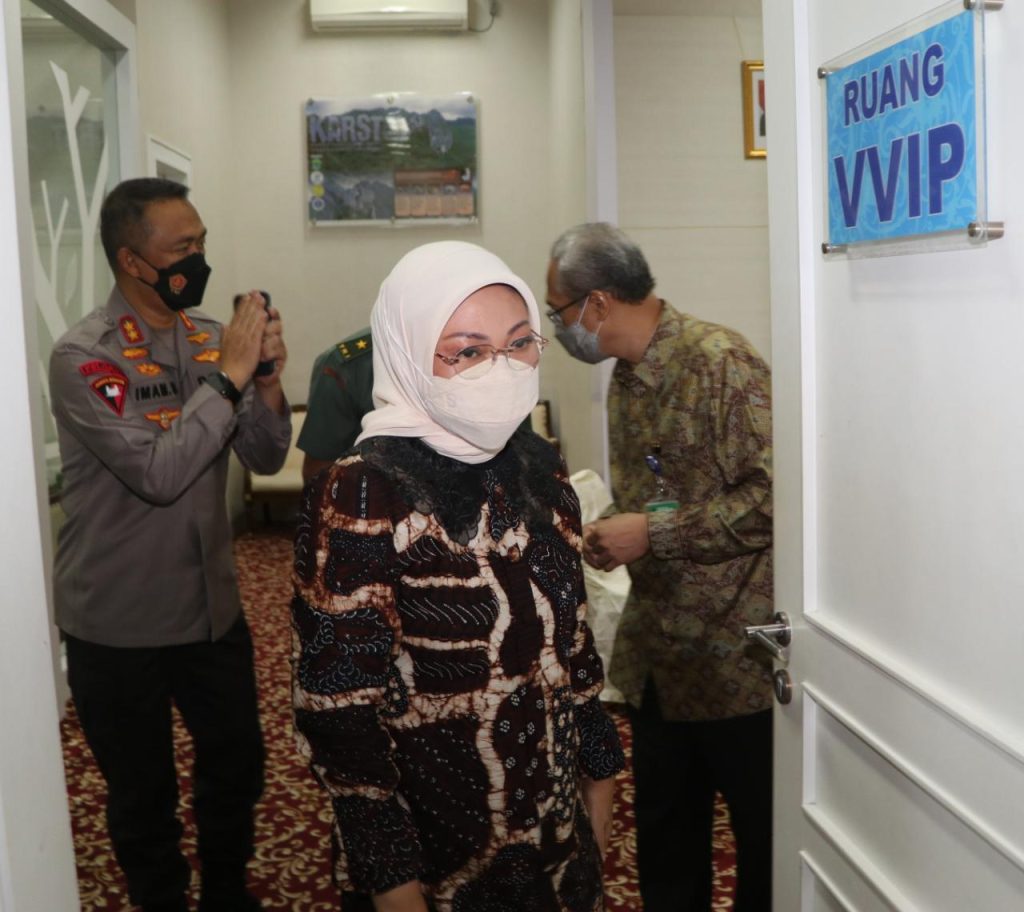 Tiba di Balikpapan, Kapolda Kaltim Sambut Kedatangan Menteri Ketenagakerjaan RI WhatsApp Image 2022 08 04 at 11.14.52
