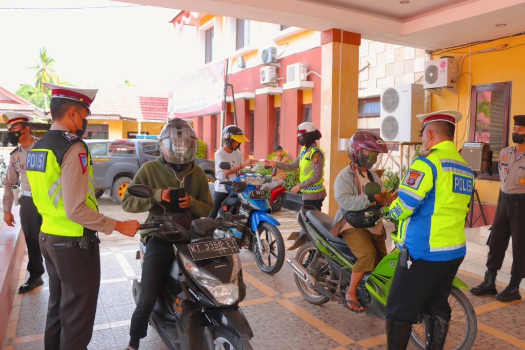 Gelar Pemeriksaan Kendaraan, Satlantas Polres Paser Tindak 43 Pelanggar Lalu Lintas WhatsApp Image 2022 08 04 at 12.19.41