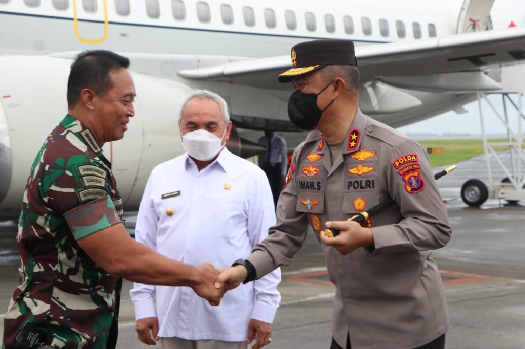 Kapolda Kaltim Sambut Kedatangan Panglima TNI di Benua Etam WhatsApp Image 2022 08 05 at 13.22.35