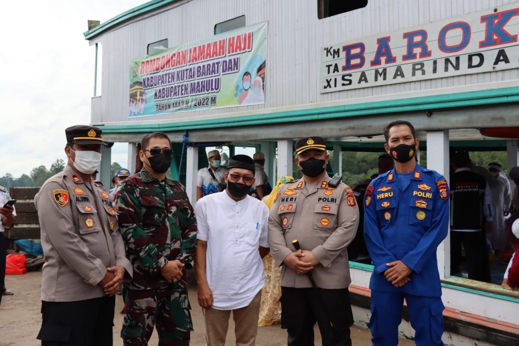 Pastikan Situasi Kondusif, Polres Kutai Barat Amankan Kedatangan Jemaah Haji WhatsApp Image 2022 08 08 at 09.50.42