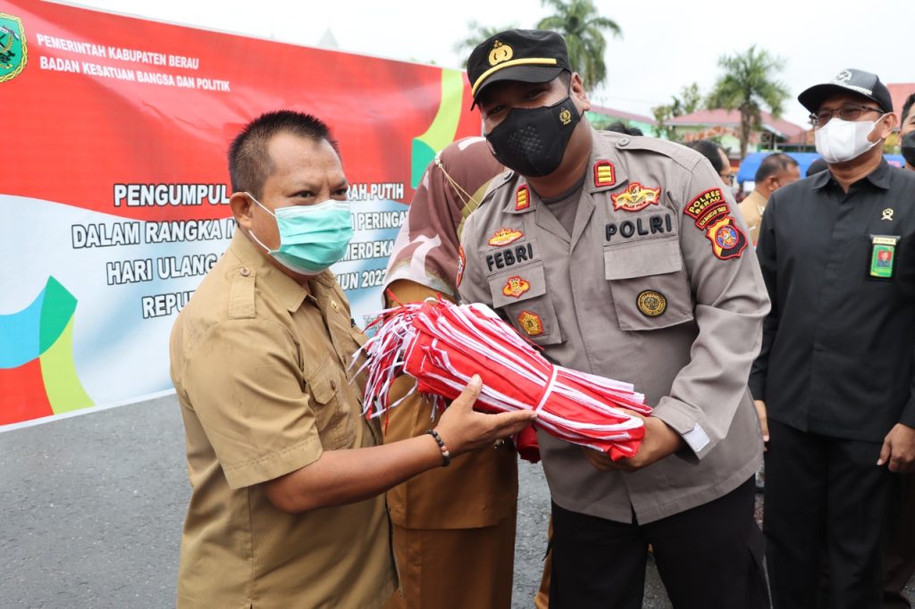 Jelang Hari Kemerdekaan RI, Polres Berau Bagikan 10 Ribu Bendera Merah Putih WhatsApp Image 2022 08 09 at 11.11.31