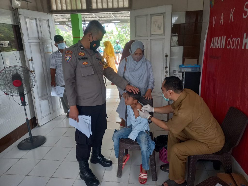 Kejar Capaian Herd Immunity, Polres Kukar Gelar Gerai Vaksinasi Covid-19 WhatsApp Image 2022 08 11 at 08.36.41